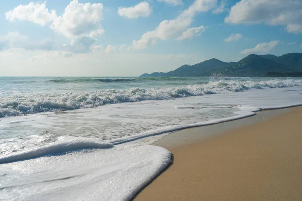 Egzotik beyaz kumlu sahil dalgası güneşli yaz tatili arka planı Samui Tayland