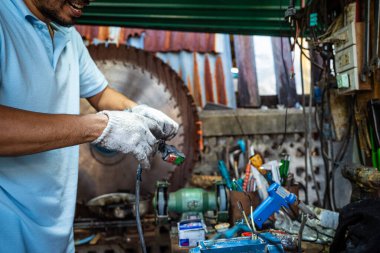Mekanik adam el işi elektrikli matkap motoru tamir atölyesini tamir ediyor.