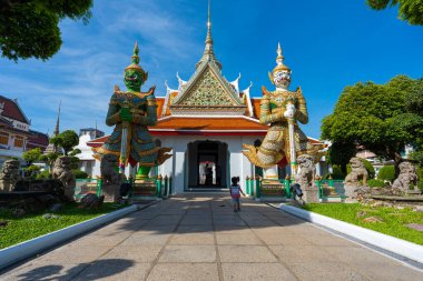 Wat Arun 'daki tapınağın kapısındaki dev heykeller. Bangkok, Tayland 'daki ünlü tapınak..