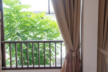 Konforlu bej perde boş otel odası tropikal otel teması