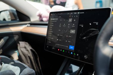 Kadın EV kullanıyor. Yol taşıma teknolojisinde GPS kullanılıyor.
