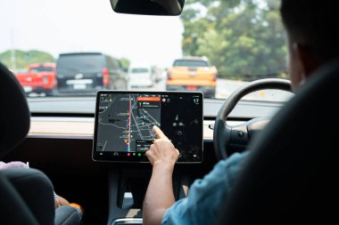 İnsan el sürücüsü akıllı EV araba gösterge ekranı GPS navigatör taşıma teknolojisi kullanın