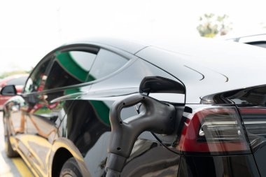 Elektrikli akıllı araba açık hava istasyonu sıfır emisyon güç teknolojisi taşımacılık endüstrisi