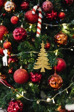 Çam ağacı dalında balo ve hediyeyle kırmızı Noel süsü Mutlu yıllar