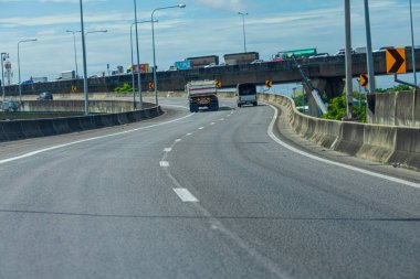 Bangkok şehrindeki boş asfalt yol geçiş yolu geçmişi
