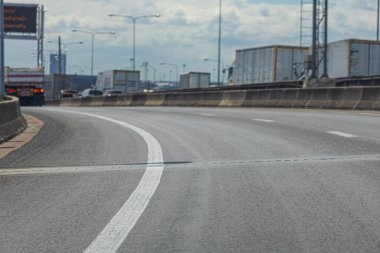 Bangkok şehrindeki boş asfalt yol geçiş yolu geçmişi