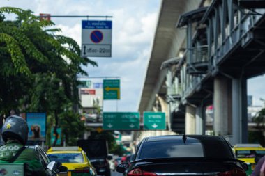 Bangkok Tayland yolundaki metropol taşıma aracında trafik sıkışıklığı