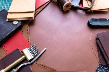 Hakiki deri cüzdan sığır derisi işçiliği üzerine el yapımı çalışma alanı arka planı