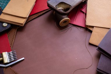 Hakiki deri cüzdan sığır derisi işçiliği üzerine el yapımı çalışma alanı arka planı