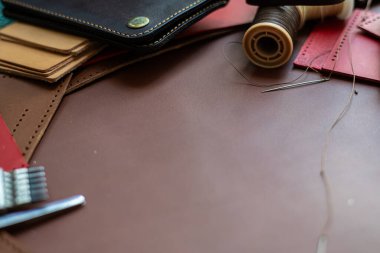 Hakiki deri cüzdan sığır derisi işçiliği üzerine el yapımı çalışma alanı arka planı