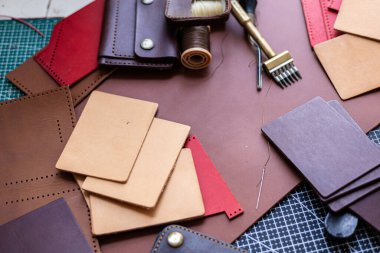 Hakiki deri cüzdan sığır derisi işçiliği üzerine el yapımı çalışma alanı arka planı