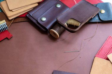 Hakiki deri cüzdan sığır derisi işçiliği üzerine el yapımı çalışma alanı arka planı