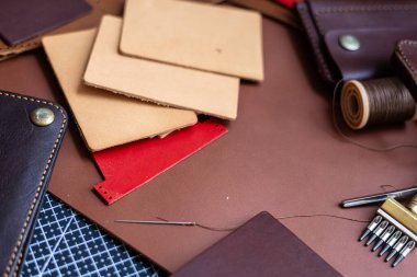 Hakiki deri cüzdan sığır derisi işçiliği üzerine el yapımı çalışma alanı arka planı