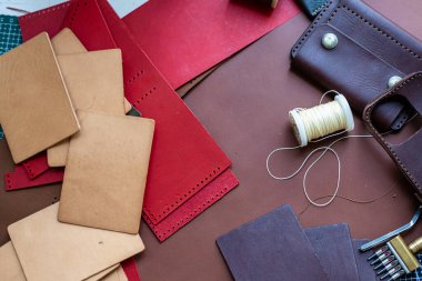 Hakiki deri cüzdan sığır derisi işçiliği üzerine el yapımı çalışma alanı arka planı