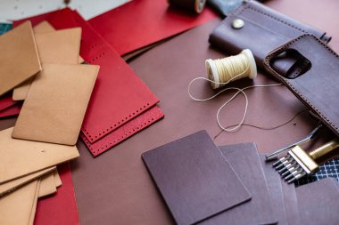 Hakiki deri cüzdan sığır derisi işçiliği üzerine el yapımı çalışma alanı arka planı