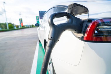 EV araba şarjı açık hava istasyonu fişi araba taşıma teknolojisi