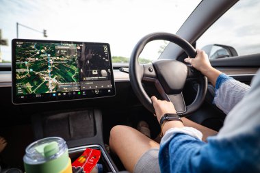 Kadınlar, GPS 'li modern EV arabalarını doğa köyü taşıma teknolojisiyle kullanıyorlar.