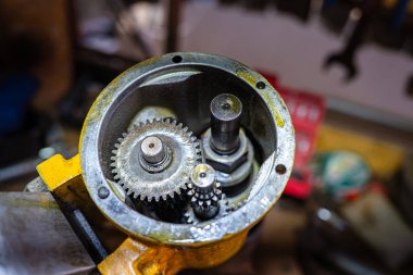 Mekanik adam el tamiri elektrikli motor tamir aletleri