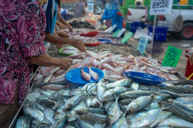 İnsanlar Tayland 'da yerel pazar gıda endüstrisinde deniz ürünleri satın alıyorlar.