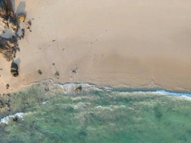 Hava manzaralı, beyaz kum plajı palmiye ağacı turkuvaz su yaz tatili Tayland manzarası.