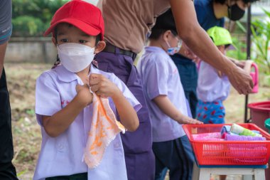 Anaokulu çocuk çiftliği tohumu dışarıda toprak aktivite mutlu çocuk doğa öğreniyor