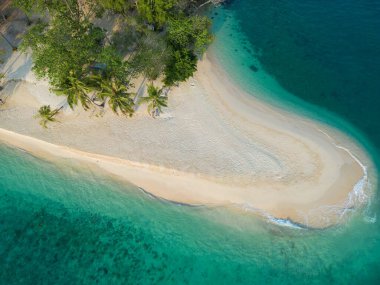 Hava manzaralı beyaz kum plajı dalgası tropikal yağmur ormanları yaz tatili arka planı