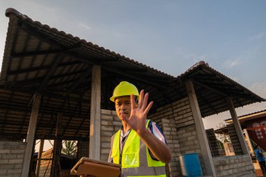 İnşaat mühendisi yeni inşaat şantiyesinde çalışıyor ustabaşı yönetici inşaat endüstrisi