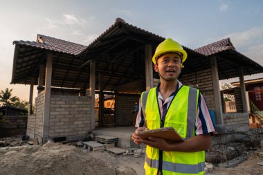 İnşaat mühendisi yeni inşaat şantiyesinde çalışıyor ustabaşı yönetici inşaat endüstrisi