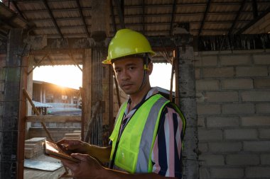 İnşaat mühendisi yeni inşaat şantiyesinde çalışıyor ustabaşı yönetici inşaat endüstrisi