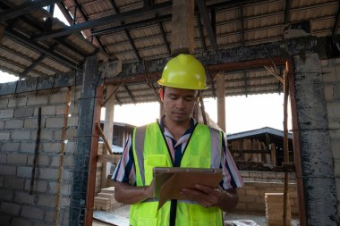 İnşaat mühendisi yeni inşaat şantiyesinde çalışıyor ustabaşı yönetici inşaat endüstrisi