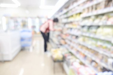 Tokyo Japonya 'daki çeşitli yiyecek ve içecek dükkanları soyut olarak bulanıklaştı