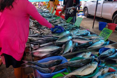 İnsanlar balıkçılık pazarından deniz ürünleri satın almayı seçiyorlar.
