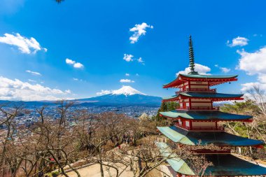 Fuji Dağı 'nda karlı Shimoyoshida Tapınağı, Japonya' yı gezmek