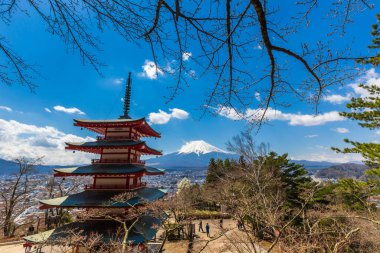 Fuji Dağı 'nda karlı Shimoyoshida Tapınağı, Japonya' yı gezmek