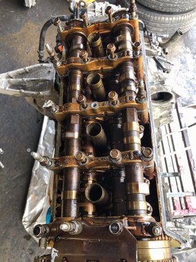 Tamirci, karşı arabanın motorunu garajda tamir için söker. Araç motoru içeriden görünümü kapat