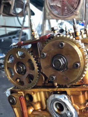 Tamirci, karşı arabanın motorunu garajda tamir için söker. Araç motoru içeriden görünümü kapat