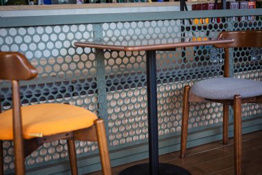 Modern kahve dükkanında boş ahşap sandalye. Yiyecek ve içecekler.