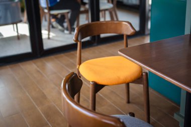 Modern kahve dükkanında boş ahşap sandalye. Yiyecek ve içecekler.