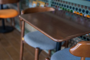 Modern kahve dükkanında boş ahşap sandalye. Yiyecek ve içecekler.