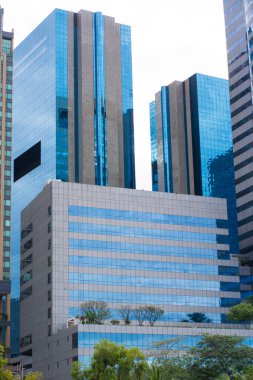 Modern ofis inşa eden yeşil şehir parkı.