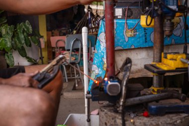 Adam DIY araçları kaynak ev elektrik endüstrisi çalışıyor