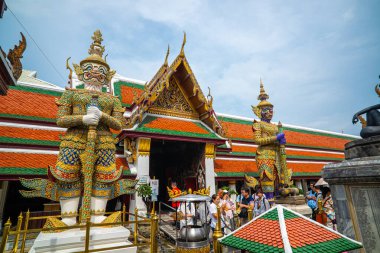 Wat Phra Kaew Budist tapınağının dev koruyucuları Bangkok Tayland 'a seyahat ediyor.