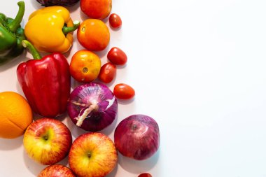 Üst manzara çeşitli renkli sebzeler ve beyaz arka planda izole edilmiş meyveler, yaratıcı düz düzen. Sağlıklı beslenme kavramı.