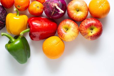 Üst manzara çeşitli renkli sebzeler ve beyaz arka planda izole edilmiş meyveler, yaratıcı düz düzen. Sağlıklı beslenme kavramı.