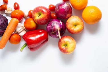 Üst manzara çeşitli renkli sebzeler ve beyaz arka planda izole edilmiş meyveler, yaratıcı düz düzen. Sağlıklı beslenme kavramı.
