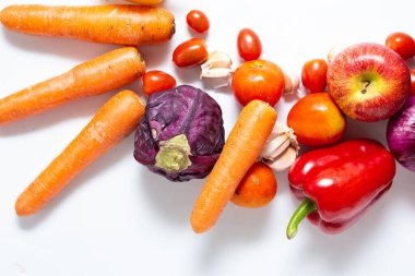 Üst manzara çeşitli renkli sebzeler ve beyaz arka planda izole edilmiş meyveler, yaratıcı düz düzen. Sağlıklı beslenme kavramı.