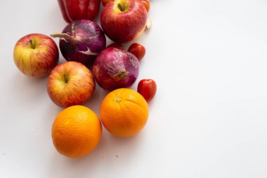 Üst manzara çeşitli renkli sebzeler ve beyaz arka planda izole edilmiş meyveler, yaratıcı düz düzen. Sağlıklı beslenme kavramı.