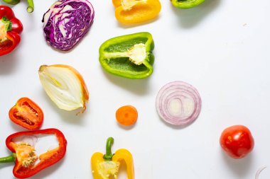 Düz bir kesikte taze renkli sebzeler sebzelerden gelen beyaz arka plan desenleri yatıyordu. Gıda arkaplanı.