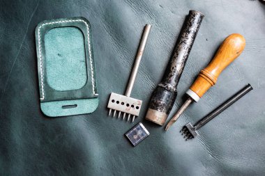 Deri arka plan düz üst görünüm zanaatkarlığı çalışan Deri araçlar