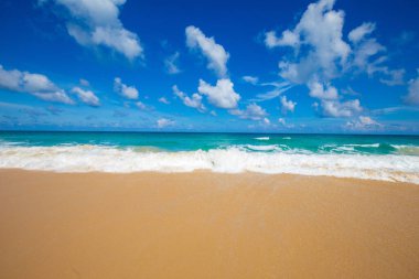 Deniz ve sahil mavi gökyüzü güneşli yaz tatili geçmişi Phuket Tayland 'da